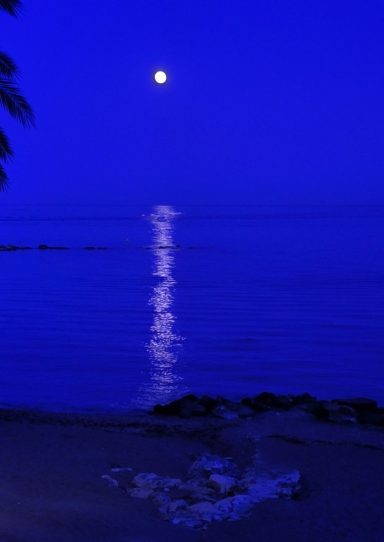 Luna mar y reflejos. Mar y luna en el atardecer de Marbella