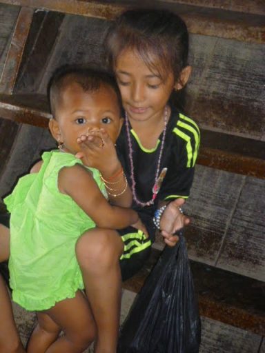 Niñas en Tonlé Sap.