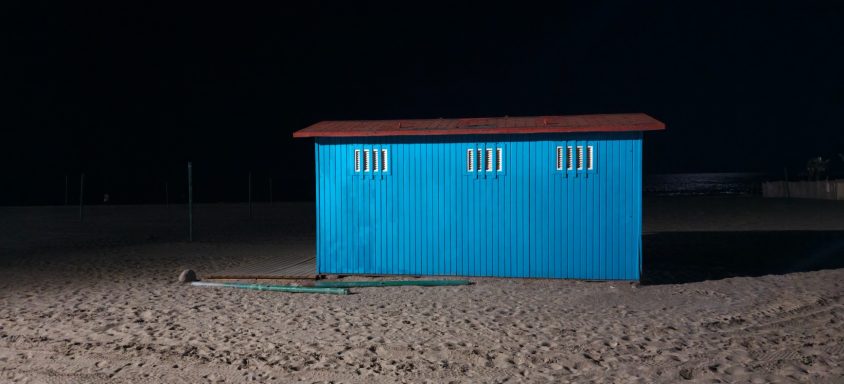 Caseta en la playa del cable en Marbella.