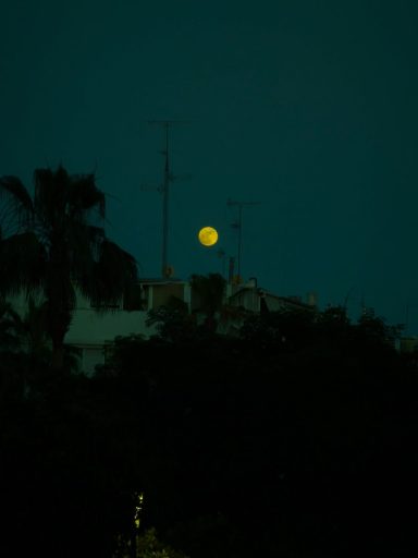 luna atrapada entre antenas Luna entre antenas.