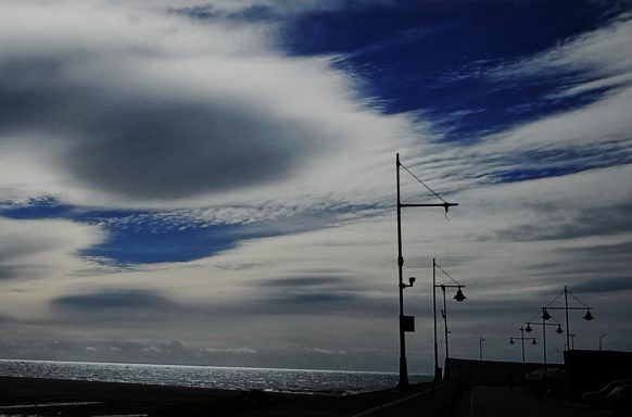 Nubes anochecer playa en Marbella Sinfonía de nubes